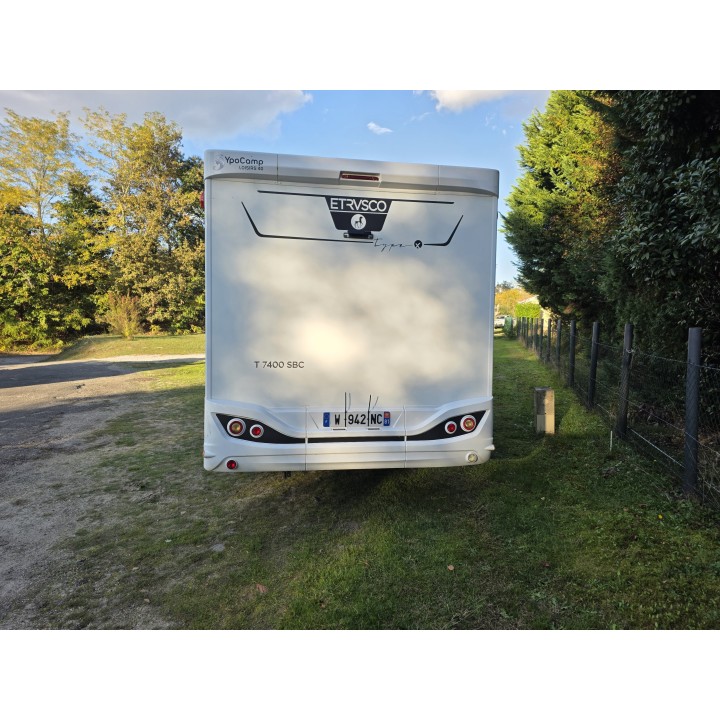 Camping-car profilé d'occasion Etrusco T7400SBC 7.40m TV ant sat store + options état neuf garantie 12 mois