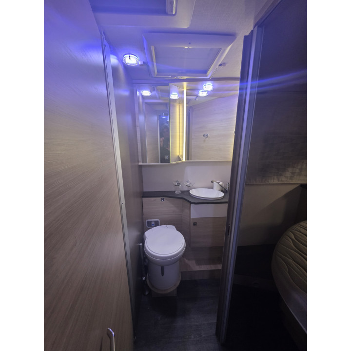 Camping-car profilé d'occasion Challenger 328 boîte auto 7.19m garantie 1 an 170cv lithium