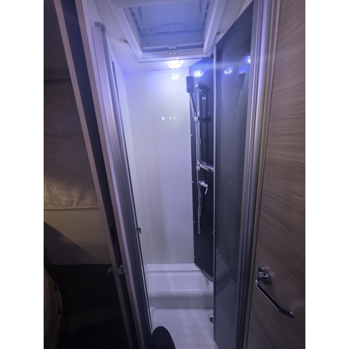 Camping-car profilé d'occasion Challenger 328 boîte auto 7.19m garantie 1 an 170cv lithium