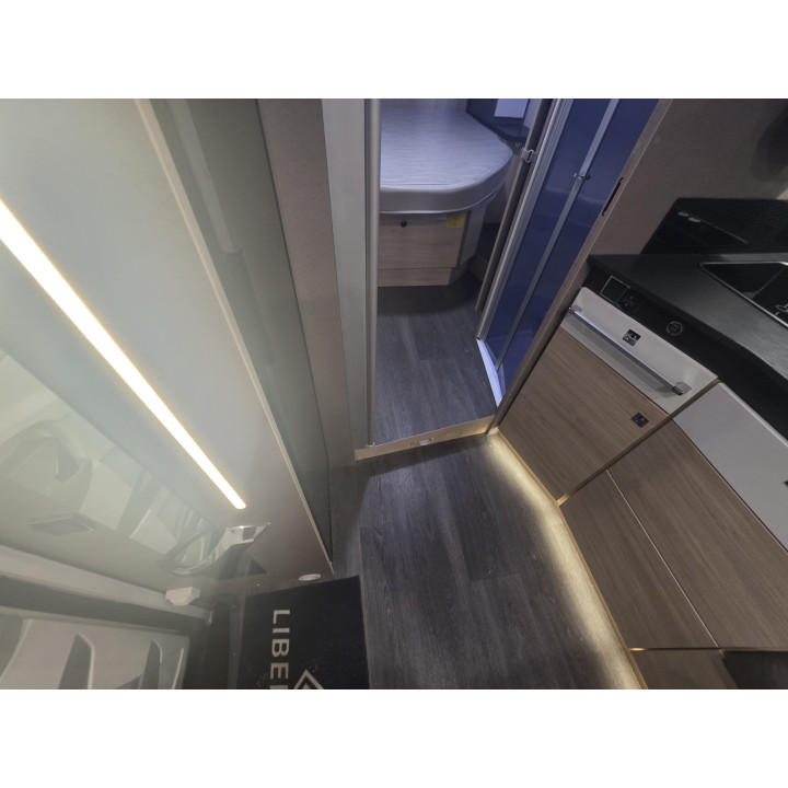 Camping-car profilé d'occasion Challenger 328 boîte auto 7.19m garantie 1 an 170cv lithium