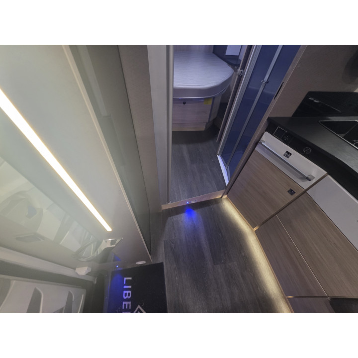 Camping-car profilé d'occasion Challenger 328 boîte auto 7.19m garantie 1 an 170cv lithium