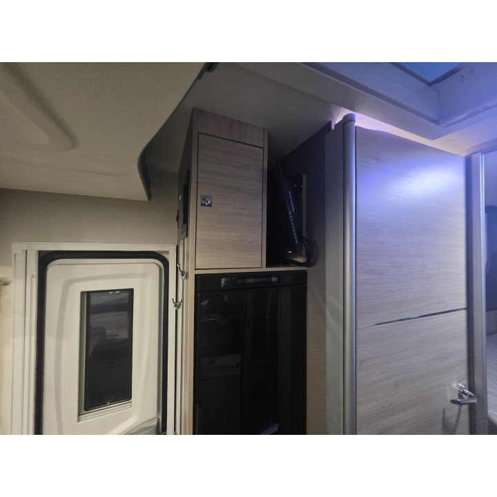 Camping-car profilé d'occasion Challenger 328 boîte auto 7.19m garantie 1 an 170cv lithium