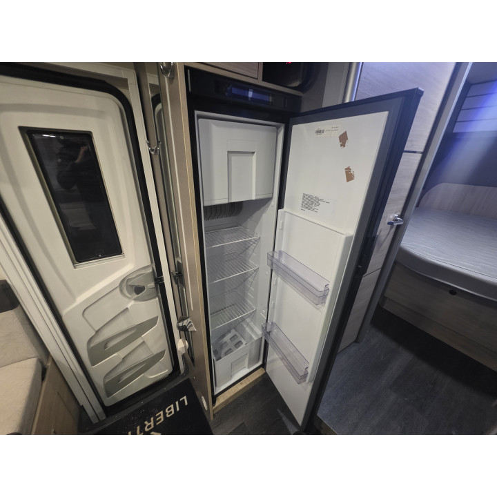 Camping-car profilé d'occasion Challenger 328 boîte auto 7.19m garantie 1 an 170cv lithium