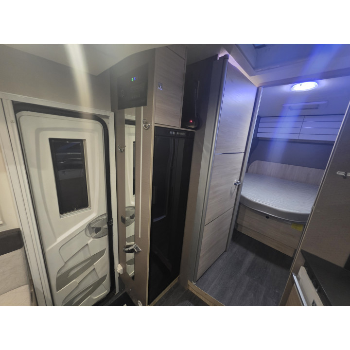 Camping-car profilé d'occasion Challenger 328 boîte auto 7.19m garantie 1 an 170cv lithium