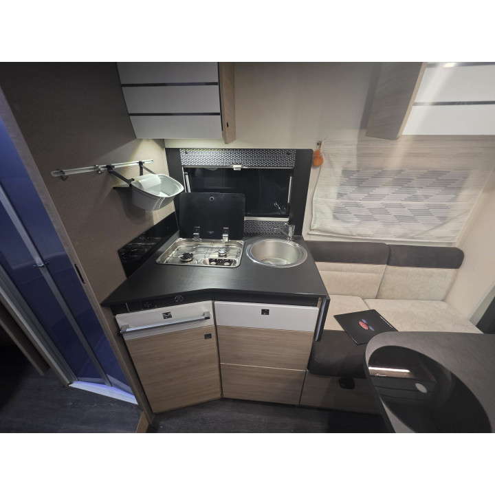 Camping-car profilé d'occasion Challenger 328 boîte auto 7.19m garantie 1 an 170cv lithium