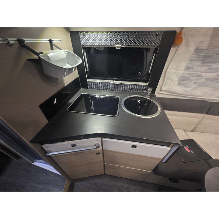 Camping-car profilé d'occasion Challenger 328 boîte auto 7.19m garantie 1 an 170cv lithium
