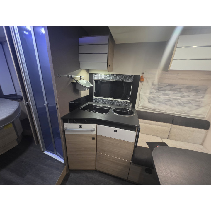 Camping-car profilé d'occasion Challenger 328 boîte auto 7.19m garantie 1 an 170cv lithium