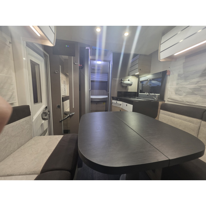 Camping-car profilé d'occasion Challenger 328 boîte auto 7.19m garantie 1 an 170cv lithium