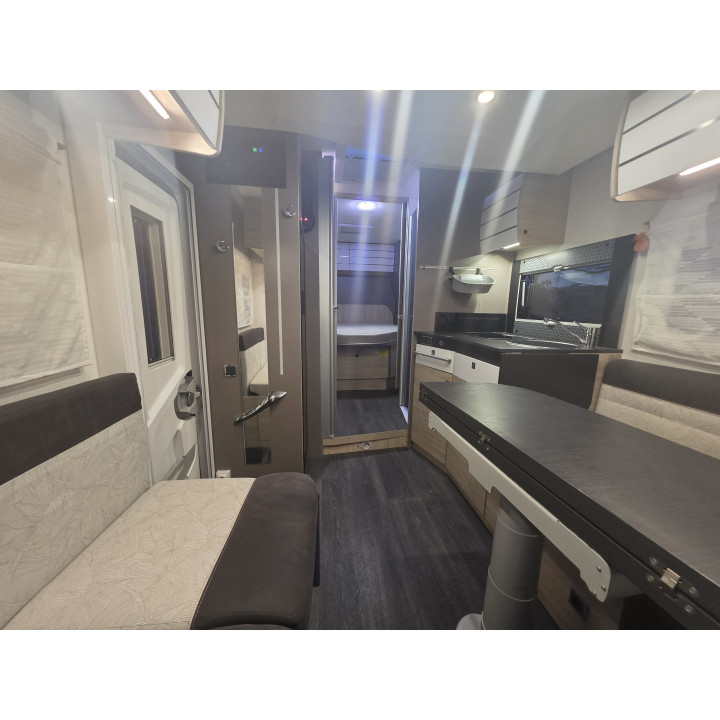 Camping-car profilé d'occasion Challenger 328 boîte auto 7.19m garantie 1 an 170cv lithium