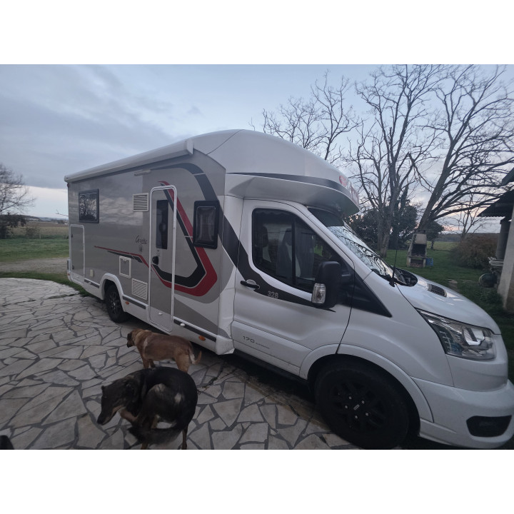 Camping-car profilé d'occasion Challenger 328 boîte auto 7.19m garantie 1 an 170cv lithium